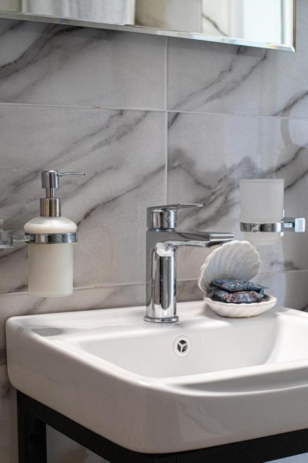 Adrian'S Luxury Apartments 1 Drepano  ภายนอก รูปภาพ
